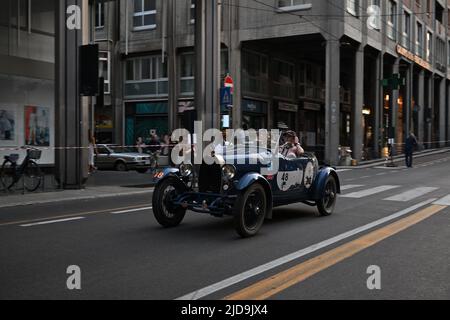 Parma, Italien. 17.. Juni 2022. NÂ 48S ilvia Marini und Irene Dei TOS, am 1929. April T40, gingen zum Ladies' Cup. ORT : PARMA during 1000miglia, Historical Motors in Parma, Italy, June 17 2022 Quelle: Independent Photo Agency/Alamy Live News Stockfoto