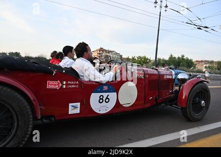 Parma, Italien. 17.. Juni 2022. NÂ 86 PAOLO BERTON - LAURA CACCARO (ITA) ASTON MARTIN LE MANS 1934 ORT: PARMA im Jahr 1000miglia, Historical Motors in Parma, Italien, Juni 17 2022 Quelle: Independent Photo Agency/Alamy Live News Stockfoto