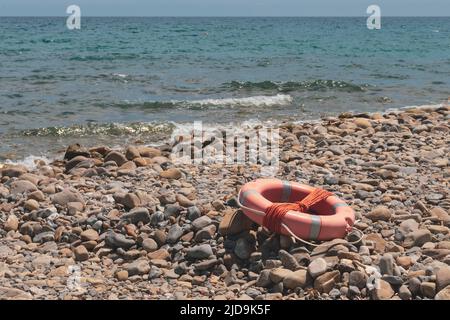 Blick auf eine Rettungsboje am Strand. Sicherheitskonzept. Speicherplatz kopieren. Stockfoto