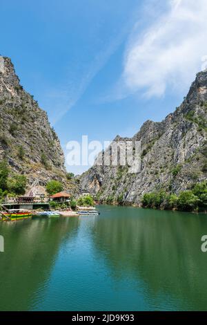 Skopje, Mazedonien - Juni 2022: Matka Canyon in Skopje, Nord-Mazedonien. Landschaft von Matka Canyon und See, ein beliebtes Touristenziel in Mazedonien Stockfoto