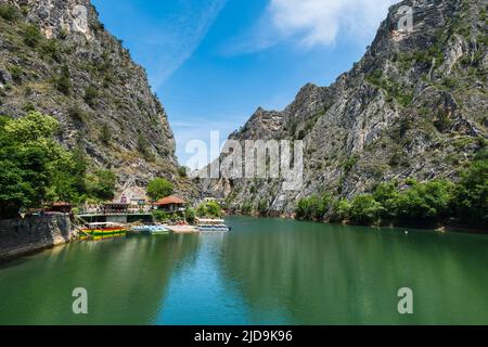 Skopje, Mazedonien - Juni 2022: Matka Canyon in Skopje, Nord-Mazedonien. Landschaft von Matka Canyon und See, ein beliebtes Touristenziel in Mazedonien Stockfoto