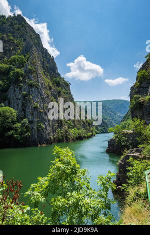 Skopje, Mazedonien - Juni 2022: Matka Canyon in Skopje, Nord-Mazedonien. Landschaft von Matka Canyon und See, ein beliebtes Touristenziel in Mazedonien Stockfoto