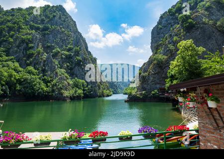 Skopje, Mazedonien - Juni 2022: Matka Canyon in Skopje, Nord-Mazedonien. Landschaft von Matka Canyon und See, ein beliebtes Touristenziel in Mazedonien Stockfoto