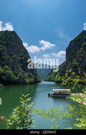 Skopje, Mazedonien - Juni 2022: Matka Canyon in Skopje, Nord-Mazedonien. Landschaft von Matka Canyon und See, ein beliebtes Touristenziel in Mazedonien Stockfoto