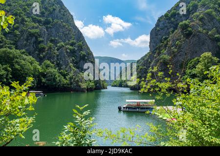 Skopje, Mazedonien - Juni 2022: Matka Canyon in Skopje, Nord-Mazedonien. Landschaft von Matka Canyon und See, ein beliebtes Touristenziel in Mazedonien Stockfoto