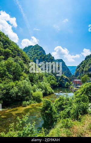 Skopje, Mazedonien - Juni 2022: Matka Canyon in Skopje, Nord-Mazedonien. Landschaft von Matka Canyon und See, ein beliebtes Touristenziel in Mazedonien Stockfoto