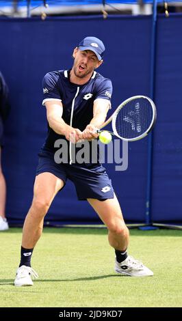 19.. Juni 2022; Eastbourne, England; Rothesay International Eastbourne ATP 250 Series Lawn Tennis Turnier; John Millman (AUS) spielt eine Rückhand gegen Liam Broady (GBR) Stockfoto