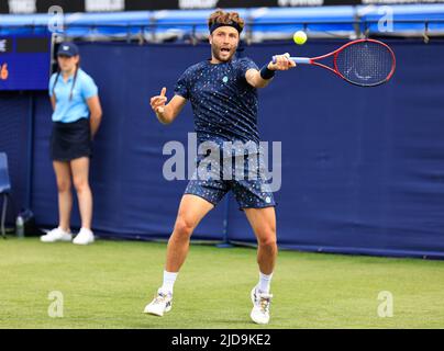 19.. Juni 2022; Eastbourne, England; Rothesay International Eastbourne ATP 250 Series Lawn Tennis Turnier; Liam Broady (GBR) spielt eine Vorhand gegen John Millman (AUS) Stockfoto