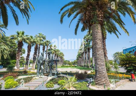 Izmir, Türkei – 2022. Juni: Der Izmir Kültürpark ist ein Stadtpark im Zentrum von İzmir, Türkei, der die Internationale Messe İzmir veranstaltet. Stockfoto