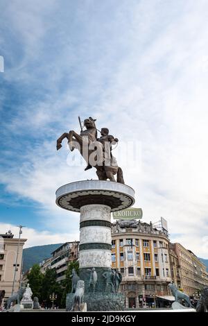 Skopje, Mazedonien - Juni 2022: Alexander der große Makedonski-Denkmal und der Blick auf den Mazedonischen Platz in Skopje, Nordmakedonien Stockfoto