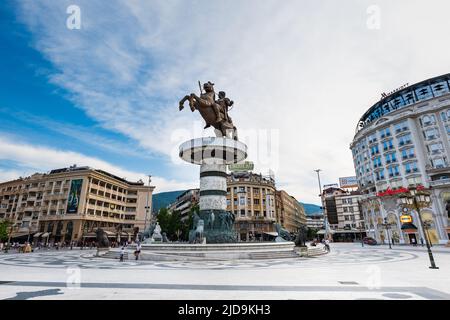 Skopje, Mazedonien - Juni 2022: Alexander der große Makedonski-Denkmal und der Blick auf den Mazedonischen Platz in Skopje, Nordmakedonien Stockfoto