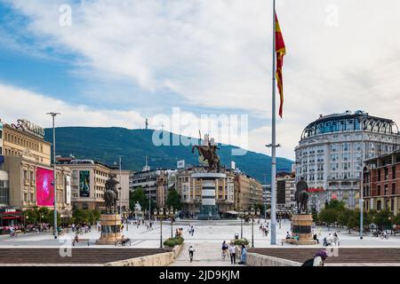 Skopje, Mazedonien - Juni 2022: Alexander der große Makedonski-Denkmal und der Blick auf den Mazedonischen Platz in Skopje, Nordmakedonien Stockfoto