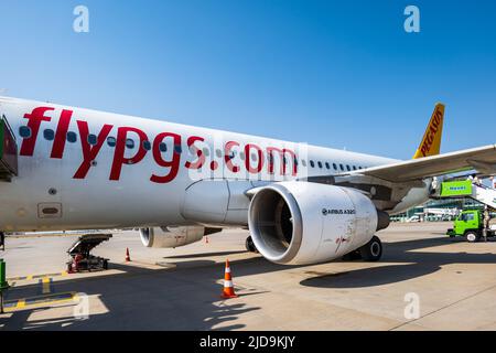 Izmir, Türkei - Juni 2022: Pegasus Airlines Airbus-Flugzeuge auf der Landebahn des Flughafens Izmir Adnan Menderes. Pegasus Airlines Stockfoto