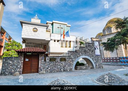 Skopje, Mazedonien - Juni 2022: Gedenkhaus der Mutter Theresa im Stadtzentrum von Skopje, Nord-Mazedonien, Gedenkhaus der Mutter Theresa Stockfoto