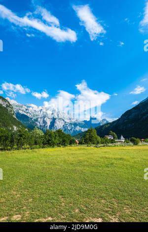 Theth Bergdorf Theth Nationalpark Landschaft in Albanien mit Bergkette der albanischen Alpen im Hintergrund. Stockfoto