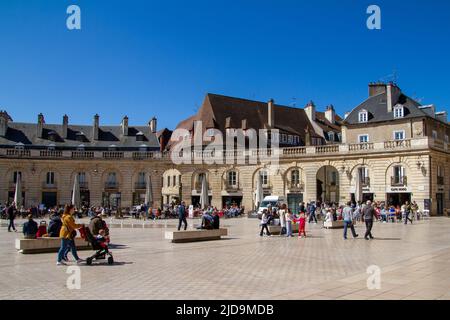 Dijon, Frankreich, 16. April 2022.der Place de la Liberation und der Palast der Herzöge und Estates von Burgund. Stockfoto