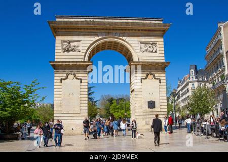 Dijon, Frankreich, 16. April 2022. Die Porte Guillaume ist ein Denkmal aus dem 18.. Jahrhundert in Dijon, das an der Stelle eines alten Tores aus dem Mittelalter errichtet wurde Stockfoto