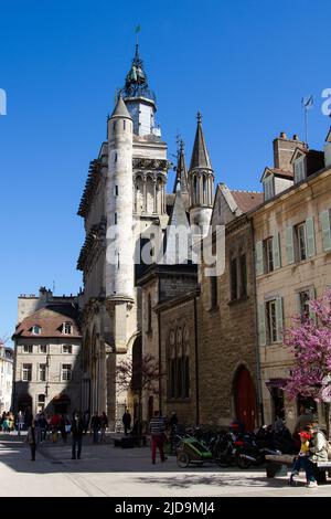 Dijon, Frankreich, April 16 2022. Die Kirche Notre Dame de Dijon, die als UNESCO-Weltkulturerbe gilt und als Meisterwerk gotischer Architektur gilt. Er steigt im P Stockfoto