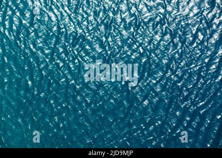 Draufsicht auf eine Meeresoberfläche. Tiefblau. Hintergrund, Textur, Muster Stockfoto