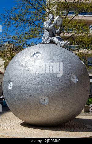 Dijon, Frankreich, 16. April 2022. Gloria Friedmanns Zeitmesser, der auf dem Place Grangier in der Nähe der Eiche vor dem Gebäude von La Poste installiert wurde, Stockfoto