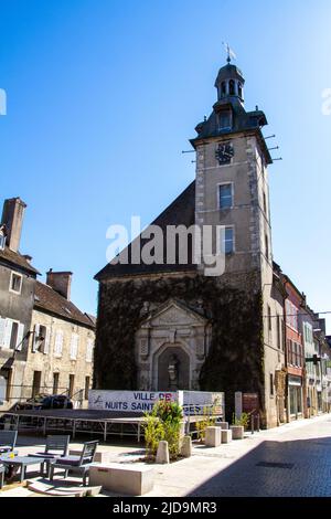 Nuits-Saint-Georges, Frankreich, 17. April 2022. Der Belfried von Nuits-Saint-Georges ist ein flämisch inspirierter Glockenturm aus dem 17.. Jahrhundert in Nuits-Saint-Georges in Côte Stockfoto