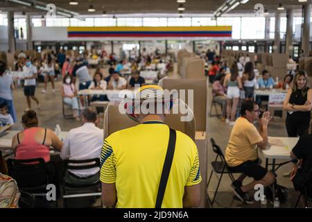 Madrid, Spanien. 19.. Juni 2022. Ein Mann mit kolumbianischem Hut stimmt im Pavillon der Casa de Campo ab. Die kolumbianische Gemeinschaft in Spanien wählt im Wahlzentrum von Madrid, die zweite Runde der Wahlen in Kolumbien definiert, wer der nächste Präsident zwischen Gustavo Petro und Rodolfo Hernández sein wird. Kredit: SOPA Images Limited/Alamy Live Nachrichten Stockfoto