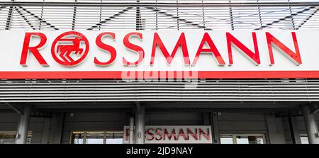 POLEN, BYDGOSZCZ - 23. April 2022: Rossmann Drogeria Parfumeria Cosmetic Shop. Beschilderung der zweitgrößten deutschen Drogeriemarkt-Kette Stockfoto