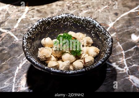 Ein köstliches japanisches Gericht, salzgegrillter Ginkgo Stockfoto