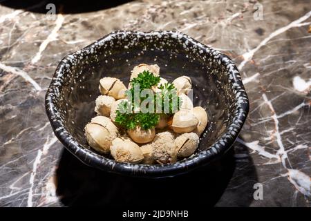 Ein köstliches japanisches Gericht, salzgegrillter Ginkgo Stockfoto