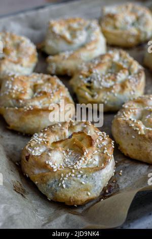 Verdrehte Hacksteaks mit Dock und Weißkäse in die Pfanne gelegt - gebacken Stockfoto