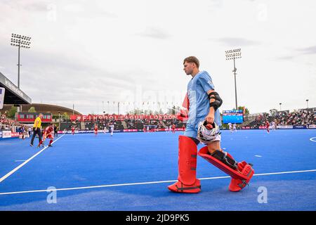 London, Großbritannien. 19.. Juni 2022. Englands Torhüter Ollie Payne verlässt das Feld während eines Eishockeyspiels zwischen England und den belgischen Roten Löwen in der Gruppenphase (Spiel 16 von 16) des FIH Pro League-Wettbewerbs der Männer, Sonntag, 19. Juni 2022 in London, Großbritannien. BELGA FOTO LAURIE DIEFFEMBACQ Kredit: Belga Nachrichtenagentur/Alamy Live News Stockfoto