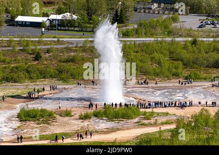 Luftaufnahme einer Eruption des Strokkur-Geysir in Island Stockfoto