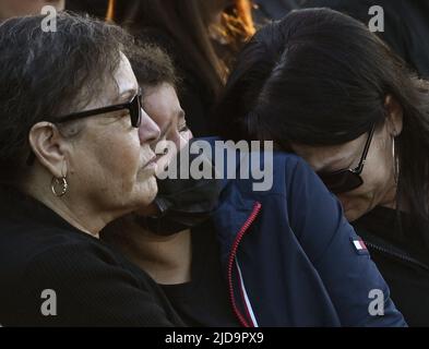 El Monte, Usa. 19.. Juni 2022. Jayde Santana, 9, Mitte, Tochter des Offiziers Joseph Santana, wird von ihrer Urgroßmutter Sara Pinedo, links, und Großmutter Lupe Pinedo während einer Mahnwache für Santana und seinen Mitoffizier Michael Paredes getröstet, Die bei einer Schießerei in einem Motel am Dienstag im El Monte Civic Center in El Monte, Kalifornien, am Samstag, dem 18. Juni 2022, getötet wurden. Foto von Jim Ruymen/UPI Credit: UPI/Alamy Live News Stockfoto