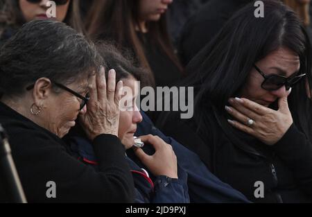 El Monte, Usa. 19.. Juni 2022. Jayde Santana, 9, Mitte, Tochter des Offiziers Joseph Santana, wird von ihrer Urgroßmutter Sara Pinedo, links, und Großmutter Lupe Pinedo während einer Mahnwache für Santana und seinen Mitoffizier Michael Paredes getröstet, Die bei einer Schießerei in einem Motel am Dienstag im El Monte Civic Center in El Monte, Kalifornien, am Samstag, dem 18. Juni 2022, getötet wurden. Foto von Jim Ruymen/UPI Credit: UPI/Alamy Live News Stockfoto