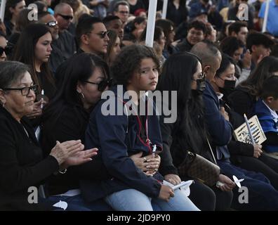 El Monte, Usa. 19.. Juni 2022. Jayde Santana, 9, Mitte, Tochter des Offiziers Joseph Santana, wird von ihrer Urgroßmutter Sara Pinedo, links, und Großmutter Lupe Pinedo während einer Mahnwache für Santana und seinen Mitoffizier Michael Paredes getröstet, Die bei einer Schießerei in einem Motel am Dienstag im El Monte Civic Center in El Monte, Kalifornien, am Samstag, dem 18. Juni 2022, getötet wurden. Foto von Jim Ruymen/UPI Credit: UPI/Alamy Live News Stockfoto