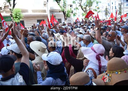 Tunis, Tunesien. 19.. Juni 2022. Hunderte von Demonstranten versammeln sich zu einem protestmarsch gegen den tunesischen Präsidenten Kais Saied. Die National Salvation Front organisierte einen protestmarsch gegen den tunesischen Präsidenten Kais Saied vom Platz der Republik in Richtung des Stadttheaters im Zentrum der Hauptstadt. (Foto von Jdidi Wassim/SOPA Images/Sipa USA) Quelle: SIPA USA/Alamy Live News Stockfoto