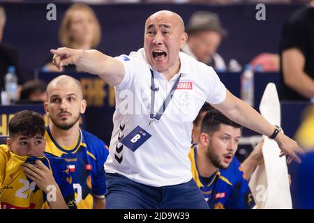 Köln, Deutschland. 19.. Juni 2022. Handball: Champions League, FC Barcelona - KS Vive Kielce, Finalrunde, Final Four, Final, Lanxess Arena. Kielce-Coach Talant Dujshebaev zeigt sich am Rande. Quelle: Marius Becker/dpa/Alamy Live News Stockfoto