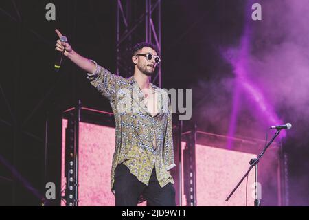 Rom, Italien. 12.. Juli 2018. Carl Brave Carlo Luigi Coraggio spielt live auf der Bühne des Rock in Ippodromo delle Capannelle, Rom. (Foto von Valeria Magri/SOPA Images/Sipa USA) Quelle: SIPA USA/Alamy Live News Stockfoto