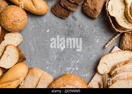 Hausgemachtes natürliches Brot. Verschiedene Arten von frischem Brot als Hintergrund, Draufsicht mit Kopierraum. Stockfoto