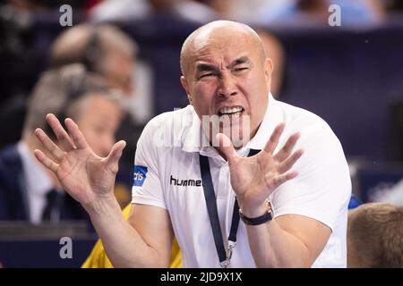 Köln, Deutschland. 19.. Juni 2022. Handball: Champions League, FC Barcelona - KS Vive Kielce, Finalrunde, Final Four, Final, Lanxess Arena. Kielce-Coach Talant Dujshebaev zeigt sich am Rande. Quelle: Marius Becker/dpa/Alamy Live News Stockfoto