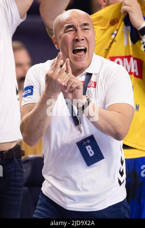 Köln, Deutschland. 19.. Juni 2022. Handball: Champions League, FC Barcelona - KS Vive Kielce, Finalrunde, Final Four, Final, Lanxess Arena. Kielce-Coach Talant Dujshebaev zeigt sich am Rande. Quelle: Marius Becker/dpa/Alamy Live News Stockfoto