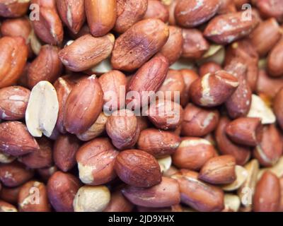 Geröstete, ungeschälte Erdnüsse, Makro, Erdnüsse als Hintergrund Stockfoto