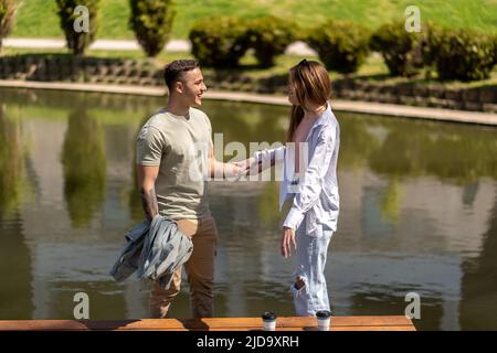 Foto in voller Größe von fröhlich aufgeregt verrückt funky lustige Paar herumtollend genießen Sommerzeit Stockfoto