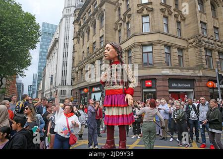 Manchester, Großbritannien. 19.. Juni 2022. Die elfte Parade zum Manchester Day findet statt, an der fünfzig verschiedene Gruppen teilnehmen. Die Parade führt von der Liverpool Road entlang der Deansgate, wo Little Amal, eine 3,4 Meter hohe Marionette eines syrischen Flüchtlings, der im vergangenen Sommer in Manchester angekommen ist, an der Parade teilnehmen und einen Teil der Route mit ihr spazieren wird. Manchester, Großbritannien. Kredit: Barbara Cook/Alamy Live Nachrichten Stockfoto
