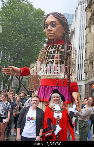 Manchester, Großbritannien. 19.. Juni 2022. Die elfte Parade zum Manchester Day findet statt, an der fünfzig verschiedene Gruppen teilnehmen. Die Parade führt von der Liverpool Road entlang der Deansgate, wo Little Amal, eine 3,4 Meter hohe Marionette eines syrischen Flüchtlings, der im vergangenen Sommer in Manchester angekommen ist, an der Parade teilnehmen und einen Teil der Route mit ihr spazieren wird. Manchester, Großbritannien. Kredit: Barbara Cook/Alamy Live Nachrichten Stockfoto