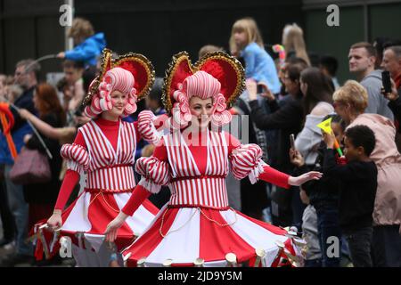 Manchester, Großbritannien. 19.. Juni 2022. Die elfte Parade zum Manchester Day findet statt, an der fünfzig verschiedene Gruppen teilnehmen. Die Parade führt von der Liverpool Road entlang der Deansgate, wo Little Amal, eine 3,4 Meter hohe Marionette eines syrischen Flüchtlings, der im vergangenen Sommer in Manchester angekommen ist, an der Parade teilnehmen und einen Teil der Route mit ihr spazieren wird. Manchester, Großbritannien. Kredit: Barbara Cook/Alamy Live Nachrichten Stockfoto