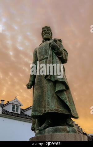 Statue von König Pedro I. von Portugal, 1320 - 1367, in der Praca 5 de Outubro, Cascais, Portugiesische Riviera, Portugal. Stockfoto