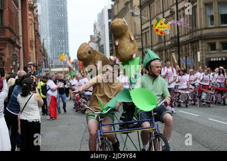 Manchester, Großbritannien. 19.. Juni 2022. Die elfte Parade zum Manchester Day findet statt, an der fünfzig verschiedene Gruppen teilnehmen. Die Parade führt von der Liverpool Road entlang der Deansgate, wo Little Amal, eine 3,4 Meter hohe Marionette eines syrischen Flüchtlings, der im vergangenen Sommer in Manchester angekommen ist, an der Parade teilnehmen und einen Teil der Route mit ihr spazieren wird. Manchester, Großbritannien. Kredit: Barbara Cook/Alamy Live Nachrichten Stockfoto