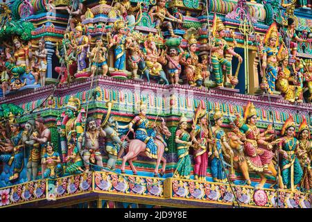 Figuren auf der Außenseite des Sri Veeramakaliamman Tempels, Serangoon Road, Little India, Republik Singapur. Dieser Hindu-Tempel ist einer der alten Stockfoto