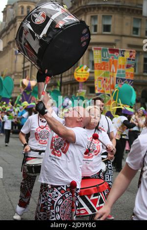 Manchester, Großbritannien. 19.. Juni 2022. Die elfte Parade zum Manchester Day findet statt, an der fünfzig verschiedene Gruppen teilnehmen. Die Parade führt von der Liverpool Road entlang der Deansgate, wo Little Amal, eine 3,4 Meter hohe Marionette eines syrischen Flüchtlings, der im vergangenen Sommer in Manchester angekommen ist, an der Parade teilnehmen und einen Teil der Route mit ihr spazieren wird. Manchester, Großbritannien. Kredit: Barbara Cook/Alamy Live Nachrichten Stockfoto